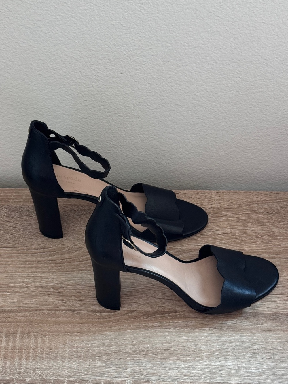 kate spade Black Scallop Strap Block-Heel Sandals Size 38 - Picture 4 of 5